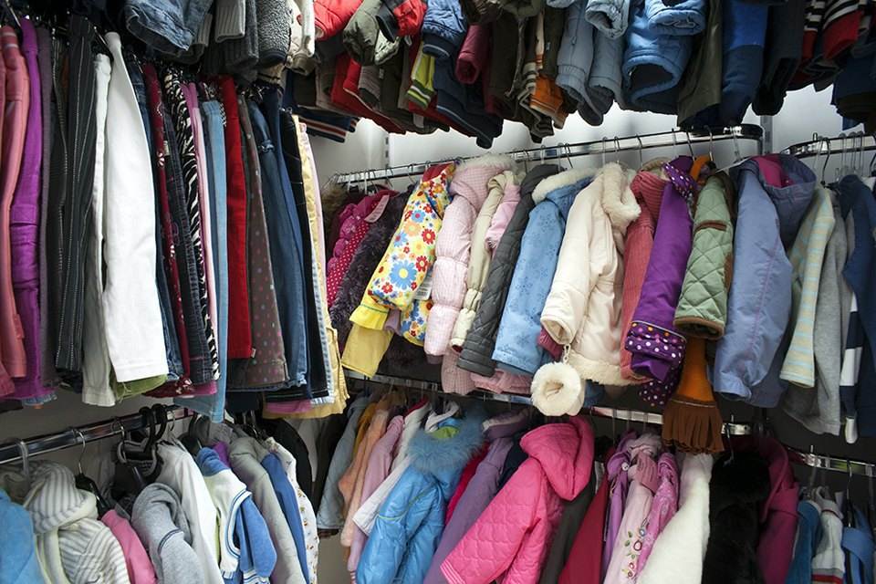 Куда сдать старую одежду: разные способы и идея для бизнеса