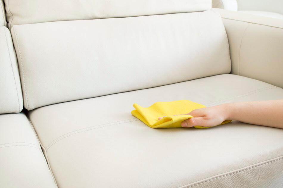 Как и чем отмыть кровь с дивана – 10 методов
