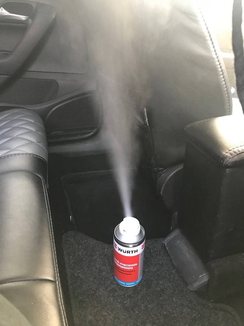 Когда салон превратился в подвал: как убрать запах сырости в машине