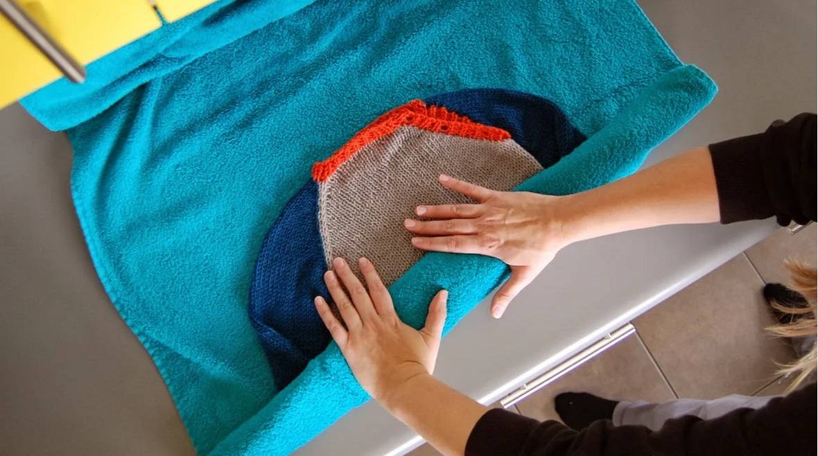 Как стирать шерстяной свитер из ангоры и вязаную кофту, как постирать свитер, чтобы он не растянулся