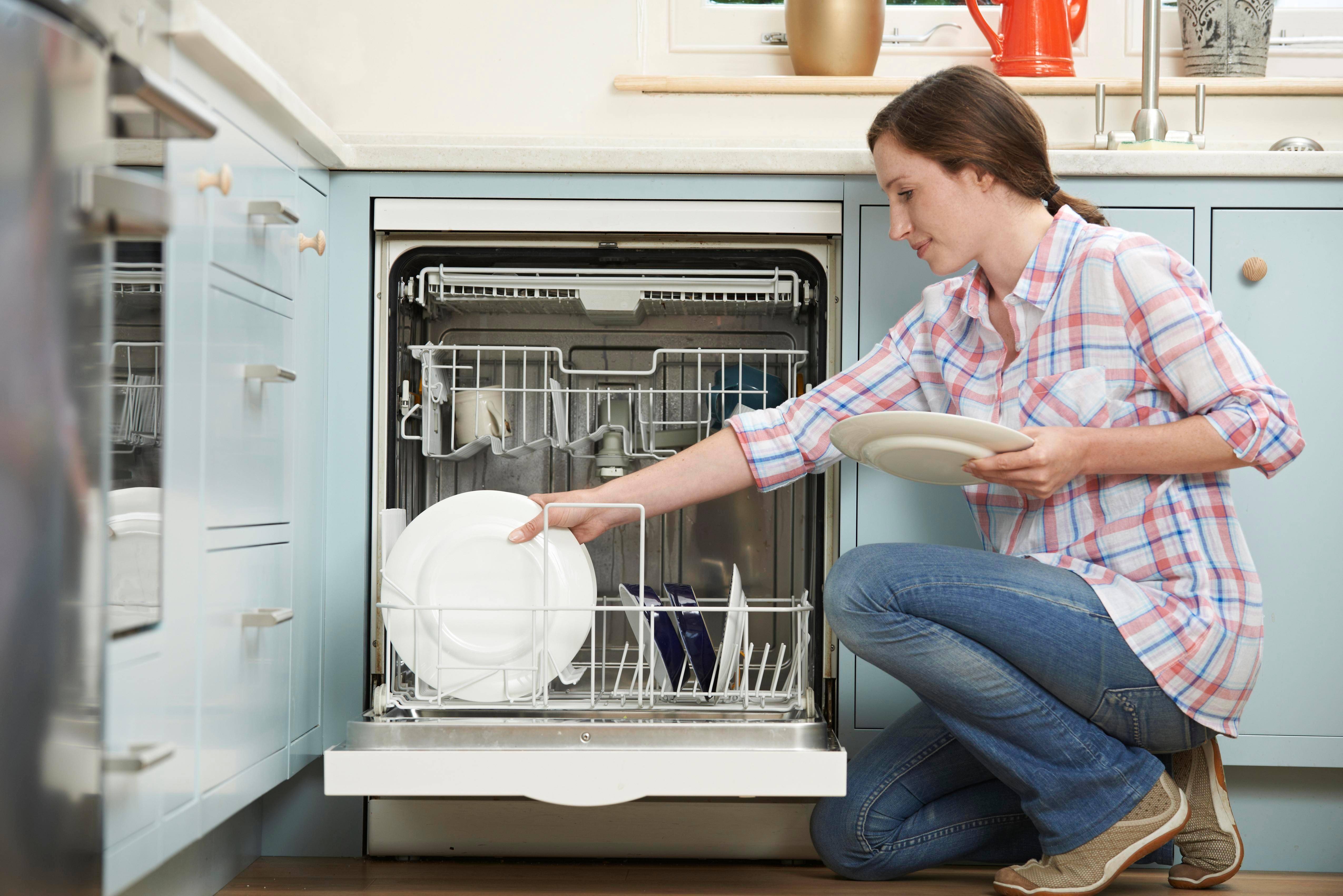 Как устранить неприятный запах в посудомоечной машине