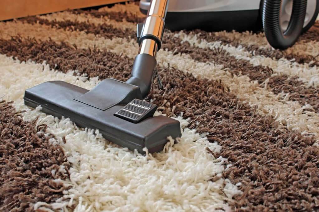Как быстро и качественно почистить ковёр в домашних условиях
