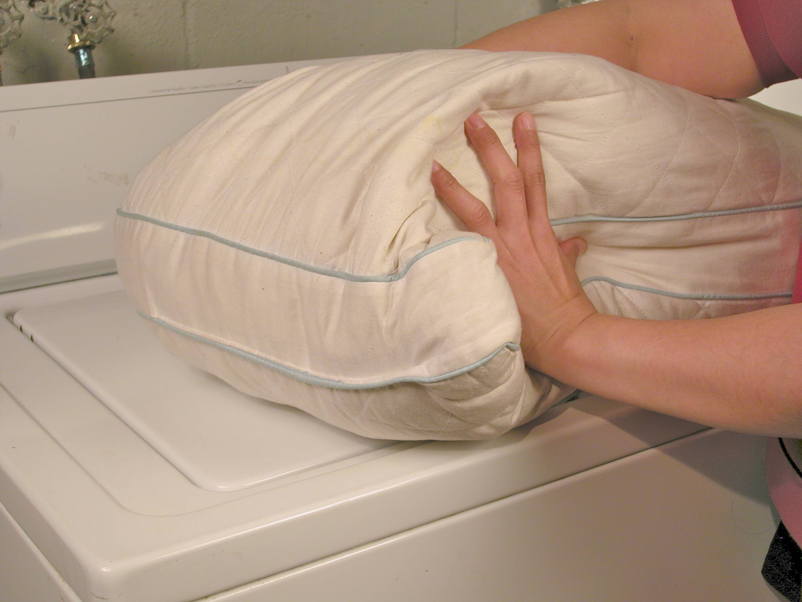 Как постирать подушку из разных наполнителей в домашних условиях, можно ли стирать перьевую и другие виды в стиральной машине