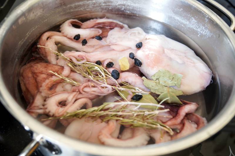 Сколько варить кальмаров для салата и других блюд, чтобы избежать «резинового» вкуса