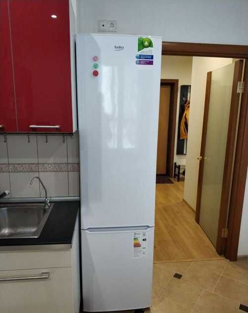 Холодильники шириной 45 см: узкие и высокие двухкамерные модели