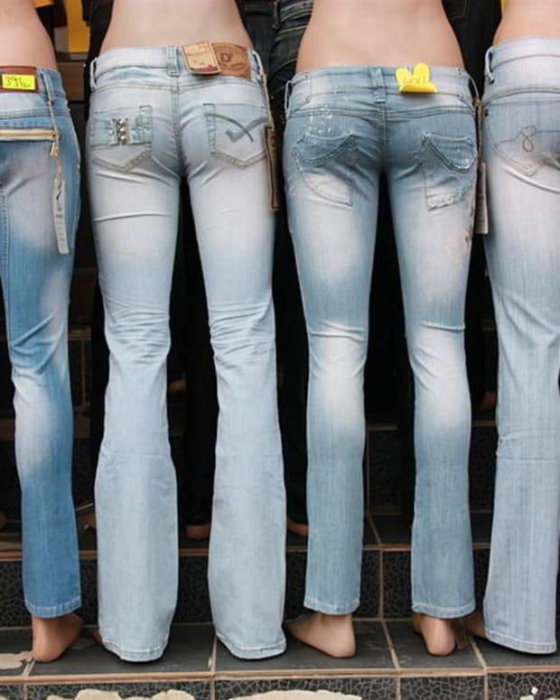 Что делать, если новые джинсы красятся при носке: почему это происходит, методы замачивания, советы