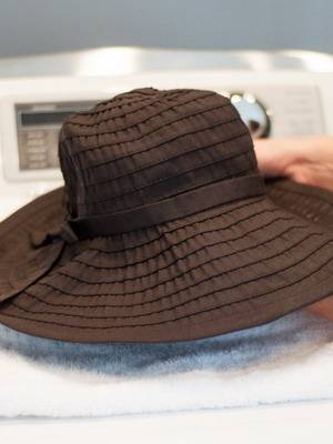 Как правильно чистить шляпу из фетра в домашних условиях?