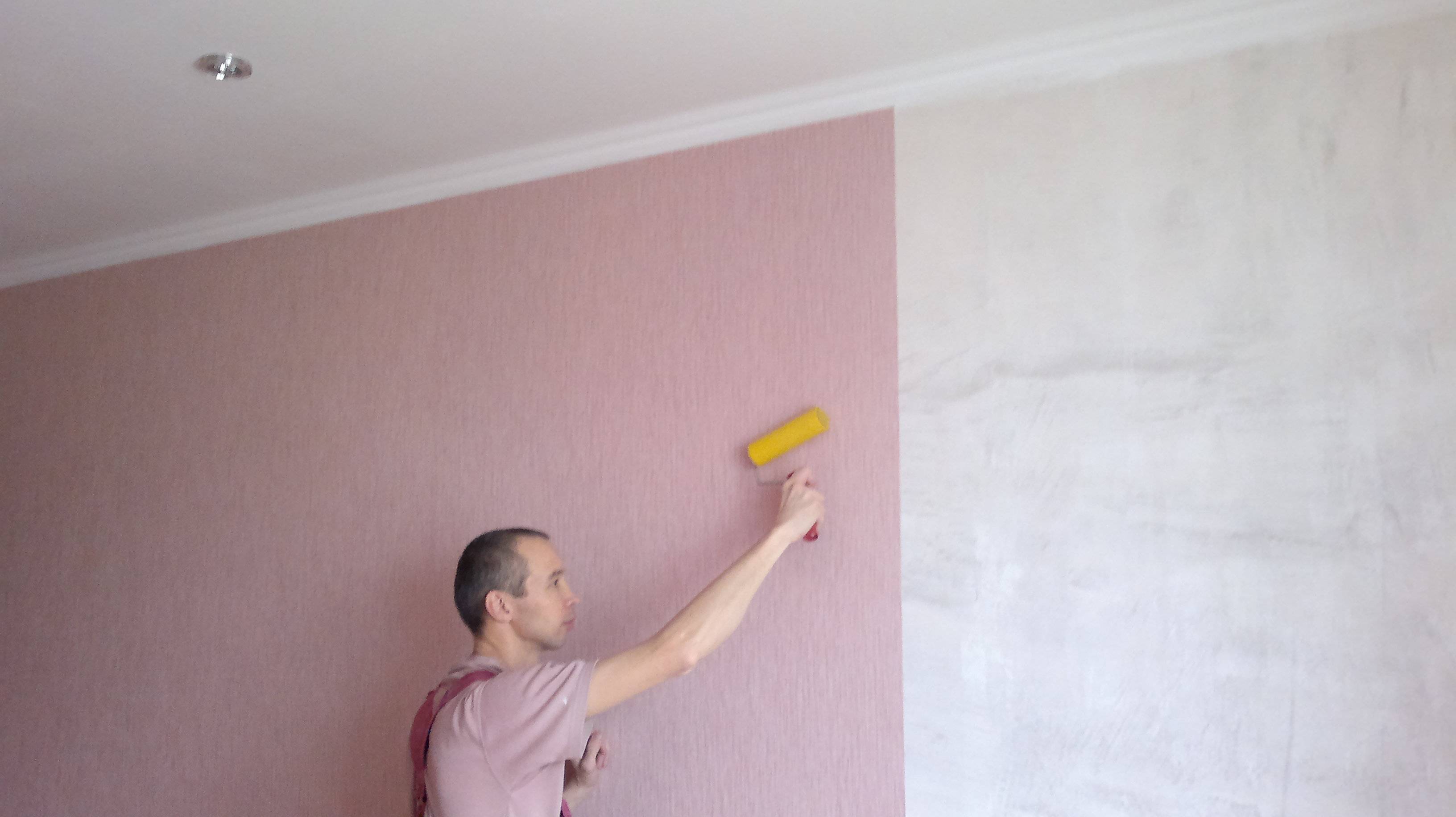 Покрасить стены или поклеить обои - что лучше, дешевле, практичнее?