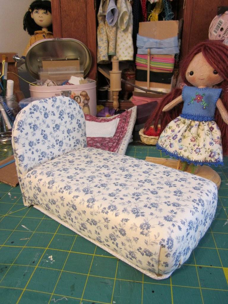 Мебель для кукол: как сделать своими руками из подручных средств, использование картона, бумаги и разных материалов