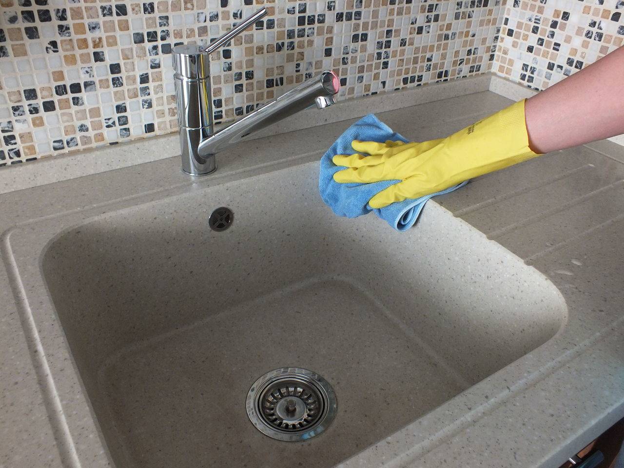 Чем мыть раковину из искусственного камня: натуральные чистящие средства, позволяющие ухаживать за кухней