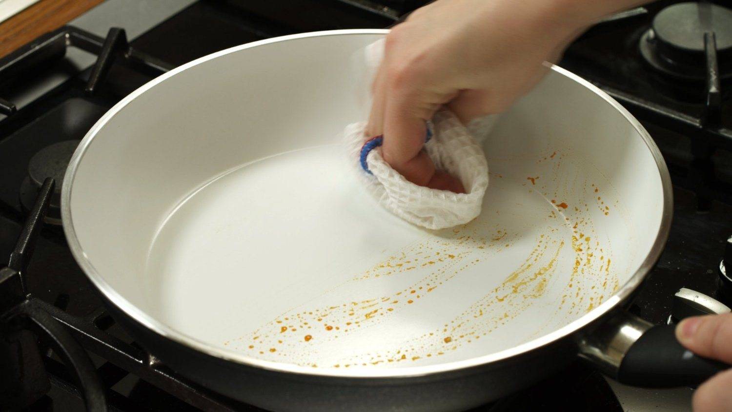Очистить керамическую сковороду от нагара и жира