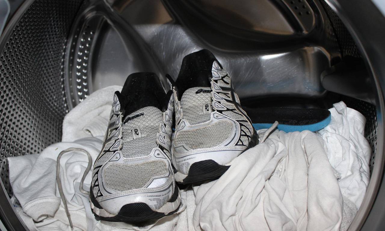 Как стирать кроссовки: способы ухода, советы, пошаговая инструкция