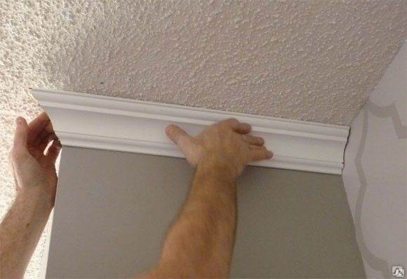Как приклеить потолочный плинтус на неровный потолок