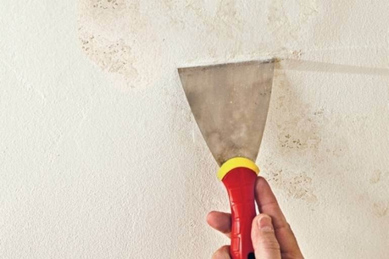 Как снять водоэмульсионную краску с потолка и стен