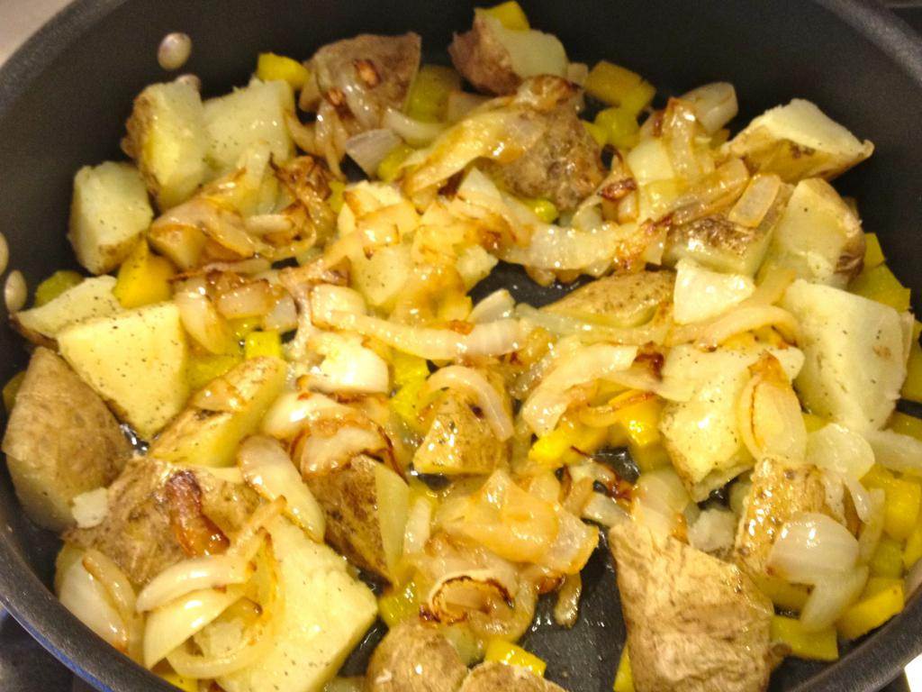 Грибы жареные с картошкой в сметане с луком на сковороде