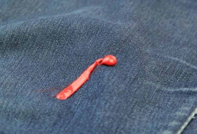 Как отстирать кровь от джинс