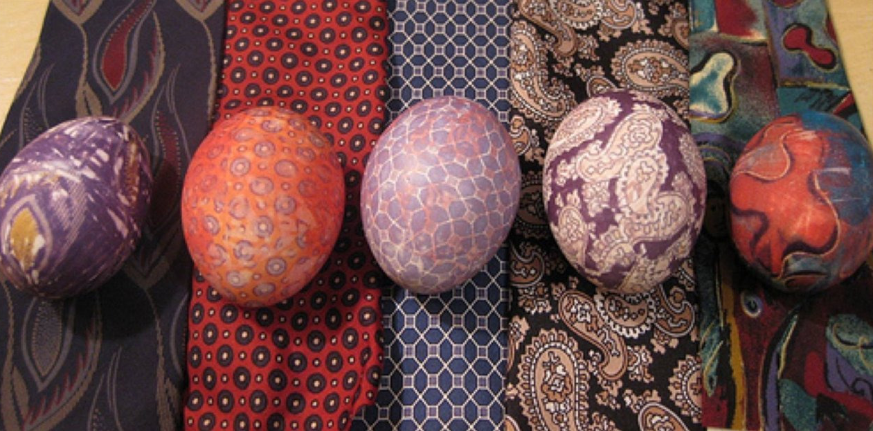 Как покрасить яйца с помощью лоскутков ткани