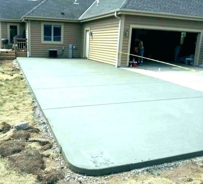 Заливка площадки бетоном под авто во дворе дома