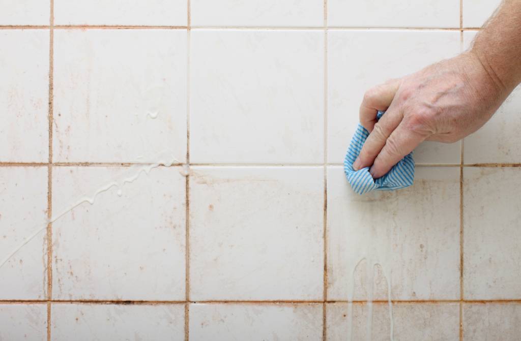 Чем отмыть плитку в ванной от налета: средства очистки кафеля