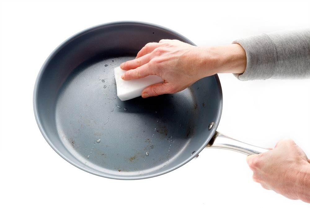 Как очистить чугунную сковороду от нагара внутри и снаружи?