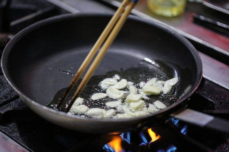 7 секретов, как сделать, чтобы еда не прилипала к сковороде