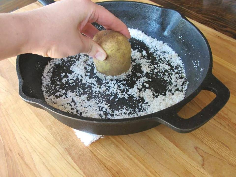 Как и чем прокалить чугунную сковороду перед первым применением