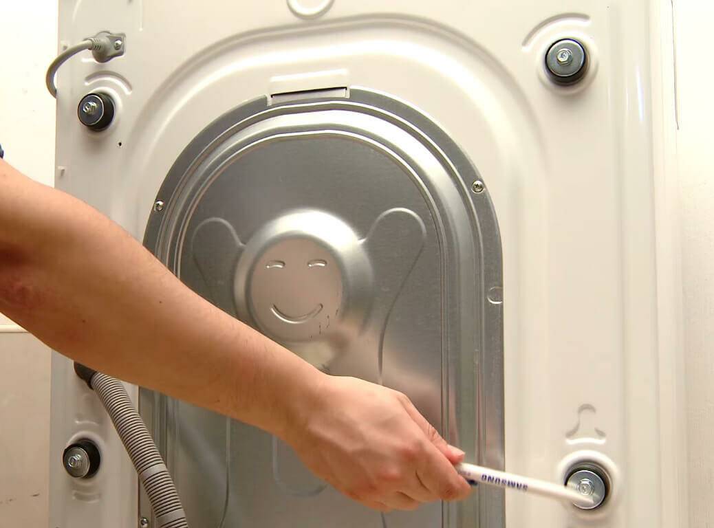 Что делать, если стиральная машина сильно вибрирует во время отжима?