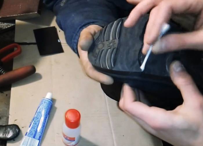 Как в домашних условиях восстановить лопнувшую подошву обуви