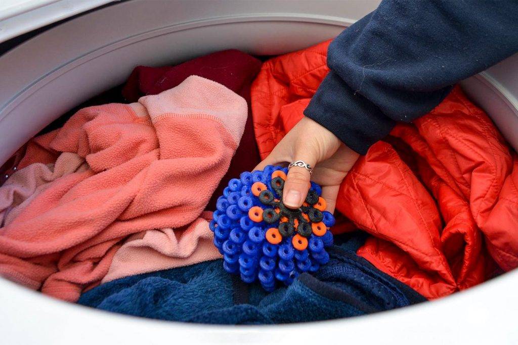 Как можно стирать игрушки и подушки антистресс, чтобы не испортить их: основные правила стирки и сушки