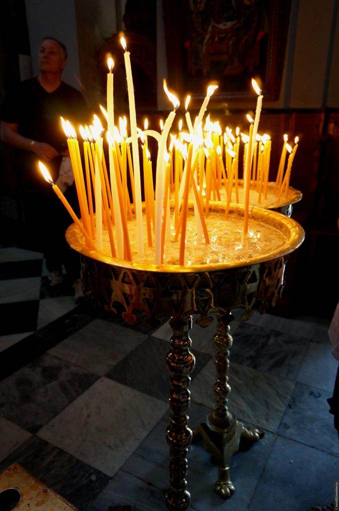 Как правильно ставить церковные свечи за здравие, за упокой, чтобы не ошибиться