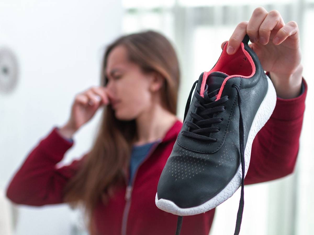 Как избавиться от запаха в обуви в домашних условия - все методы