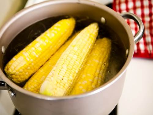 Способы приготовления кукурузы в кастрюле: как ее варить, чтобы она была мягкая и сочная?
