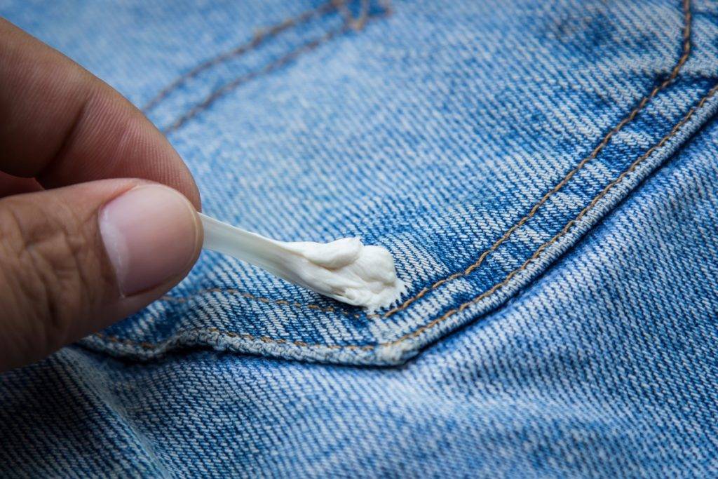 Как удалить пятно от жвачки с одежды?