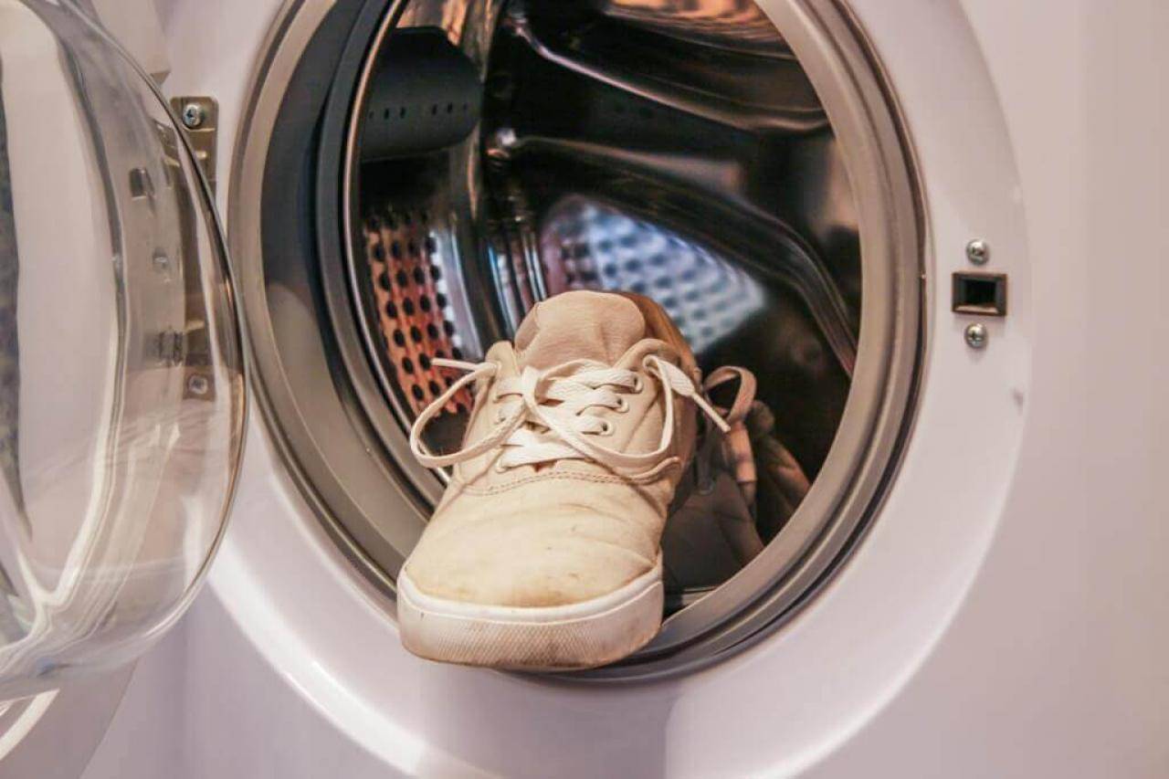 Как стирать замшевую обувь и можно ли это делать