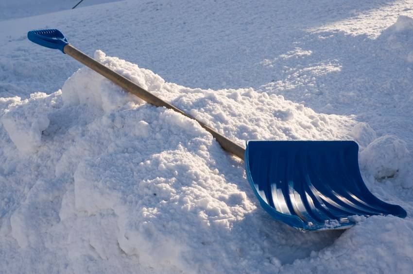 Снеговей. Лопата для снега. Лопата для чистки снега. Лопата в сугробе. Поломанные лопаты для снега.