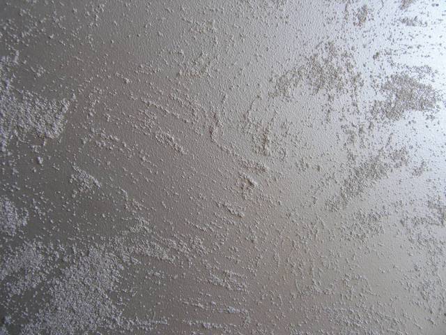 Использование для стен фактурной краски с эффектом песка