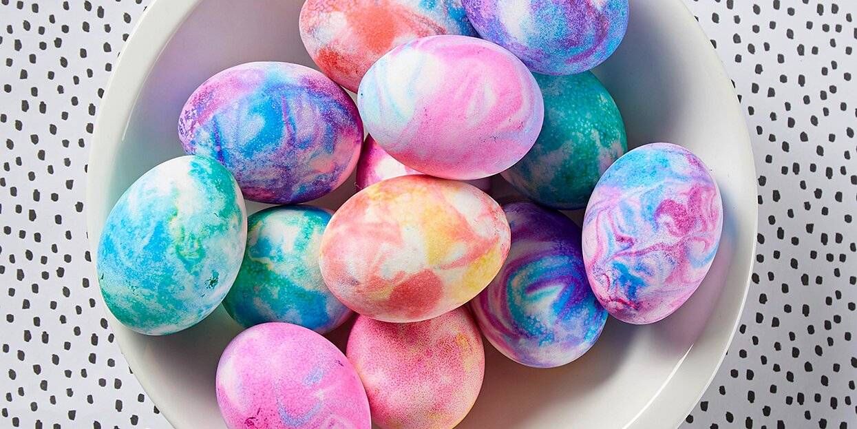Как красить яйца на пасху 2021: простые и интересные способы