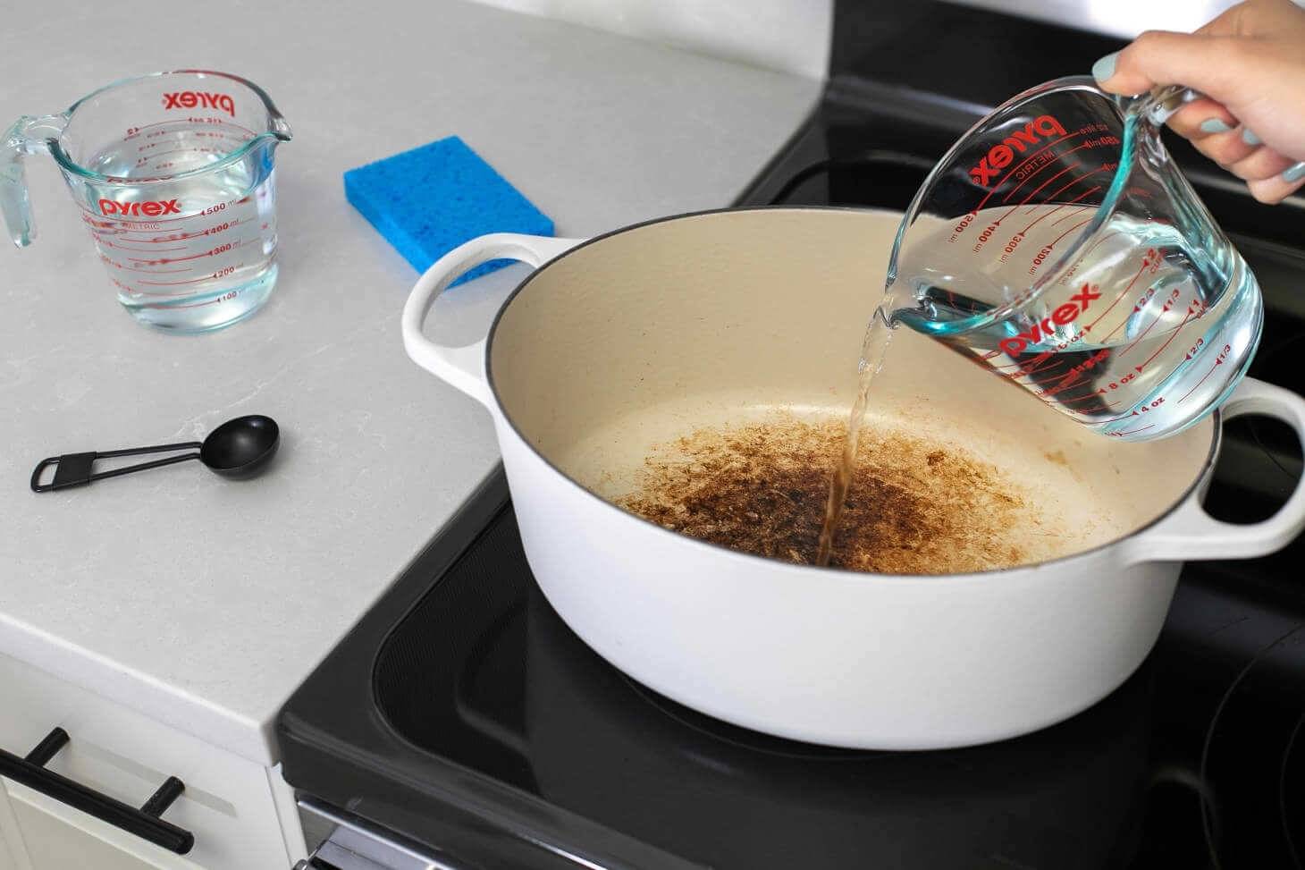 Как очистить пригоревшую эмалированную кастрюлю от нагара?