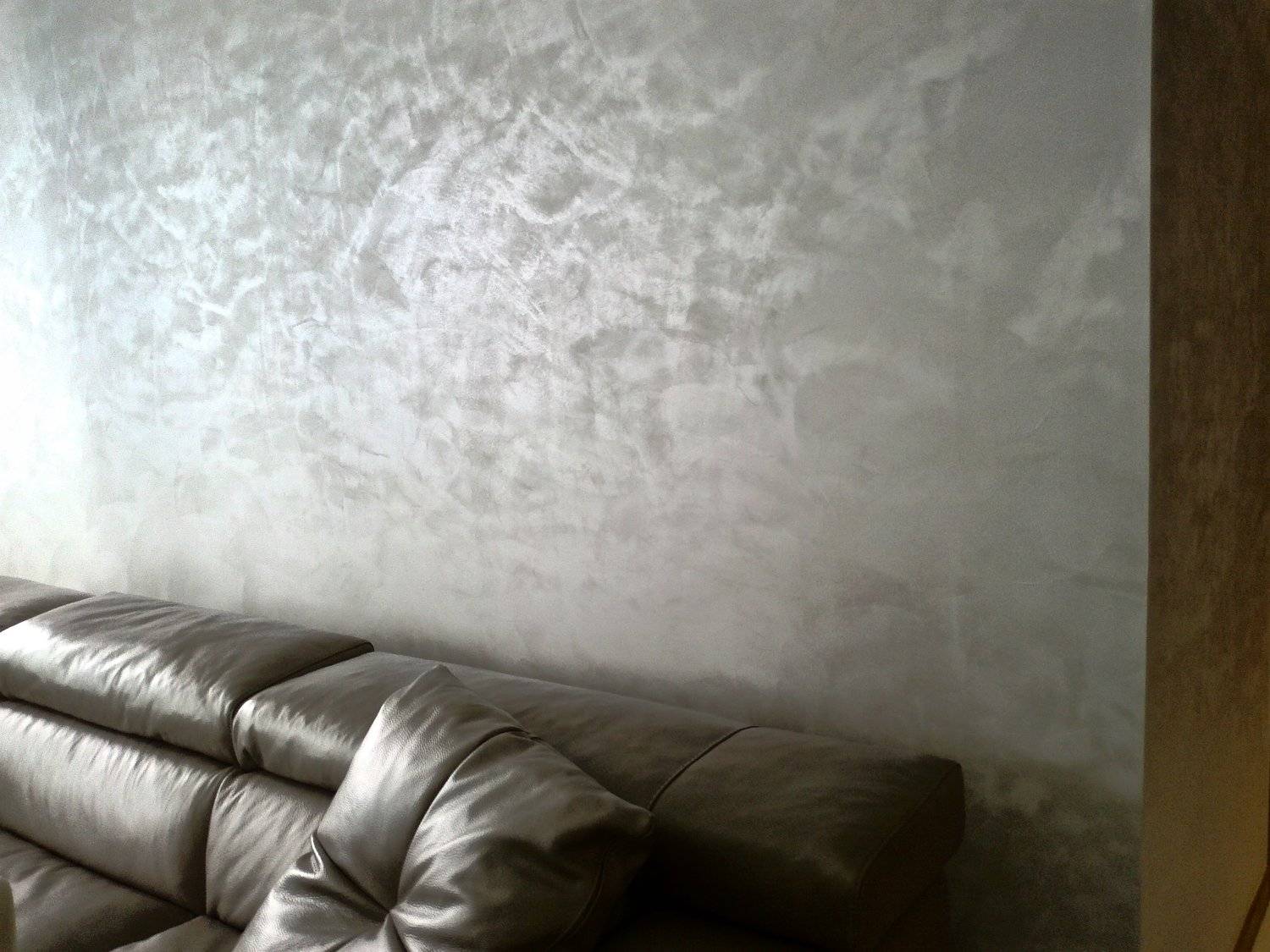 Декоративная краска для стен с эффектом шелка: рекомендации по применению (+35 фото)