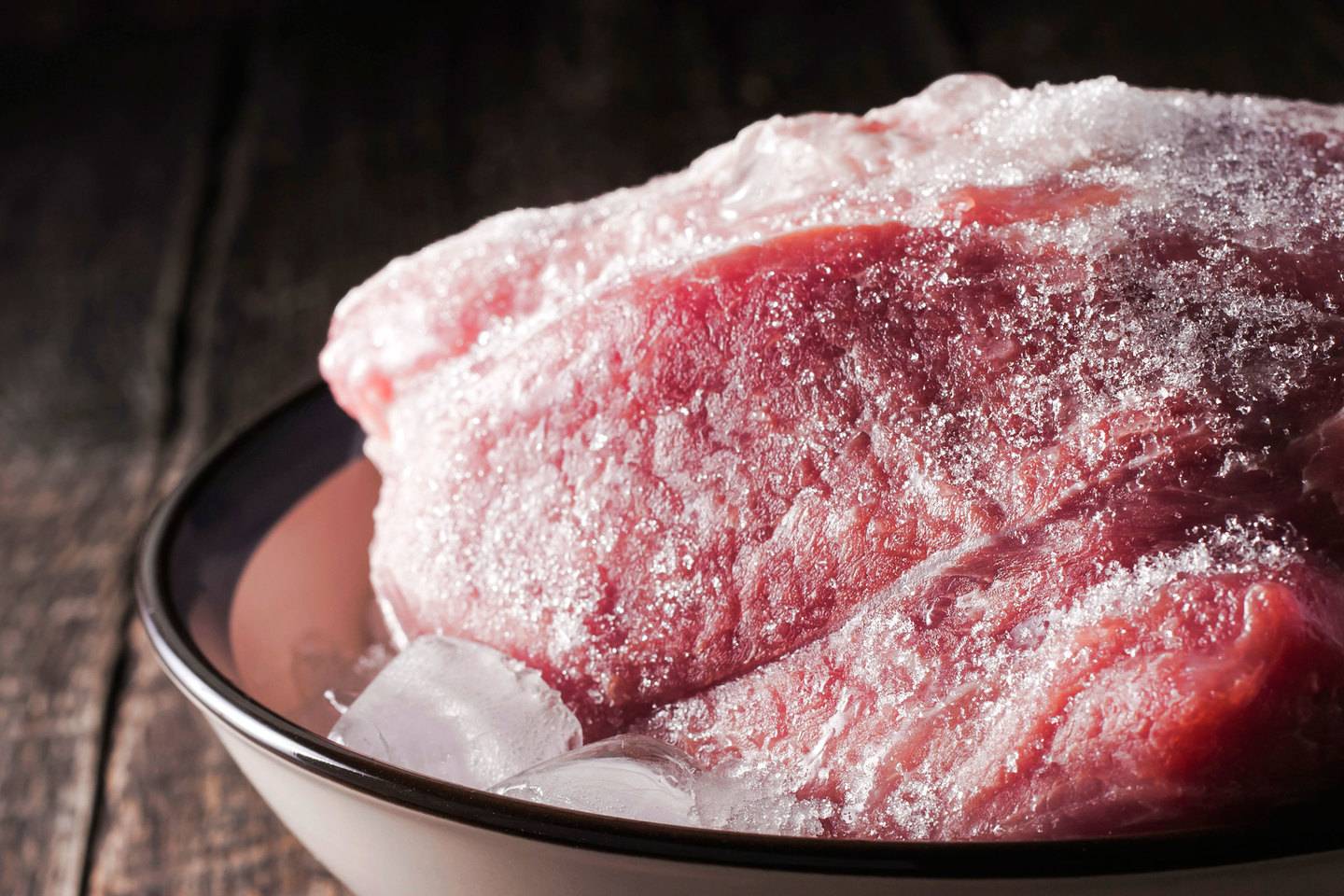 Как правильно размораживать мясо: 5 способов