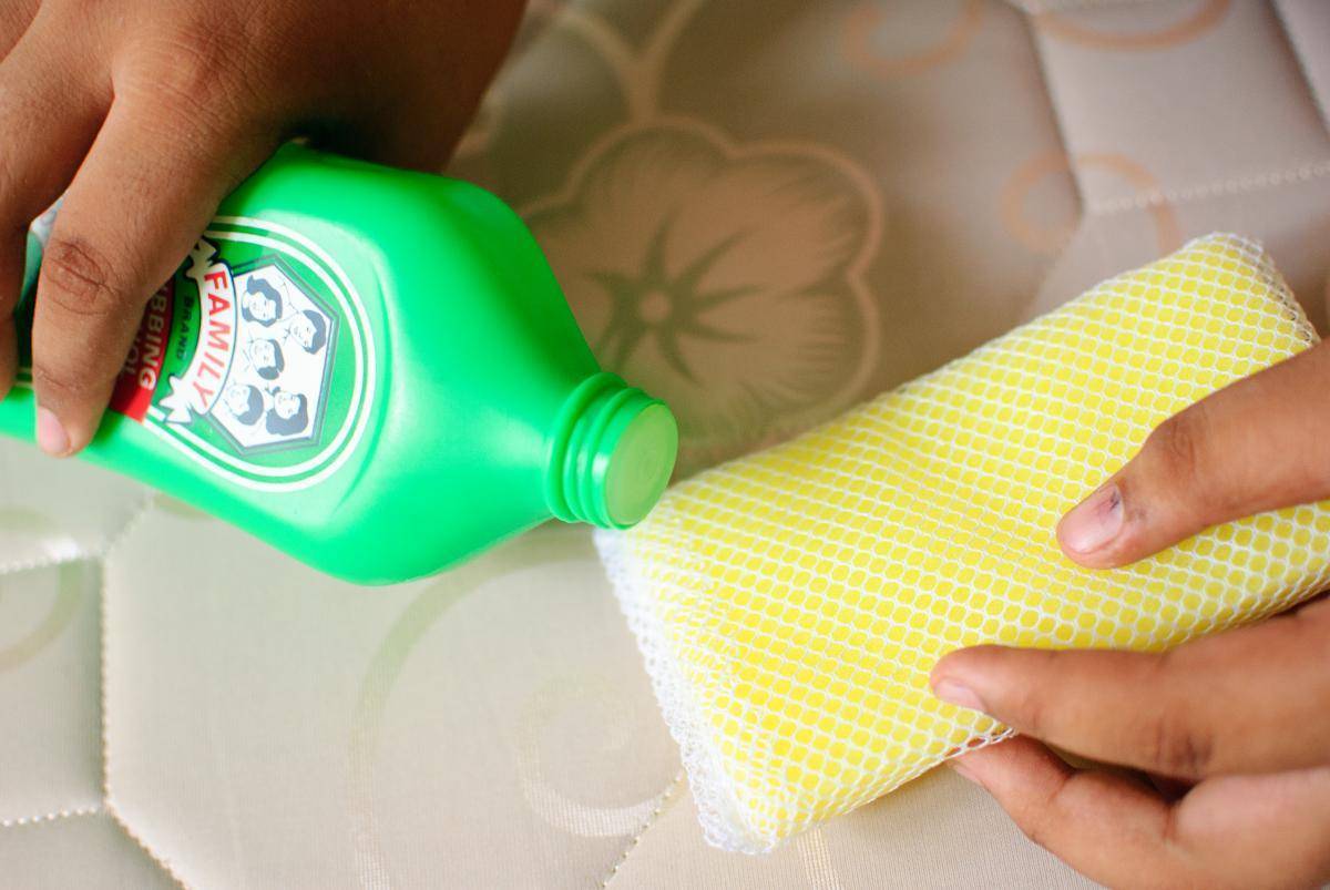 Как почистить матрас в домашних условиях от пятен и запаха