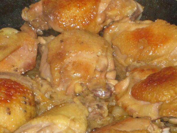 Как и сколько жарить куриные бедра на сковороде?