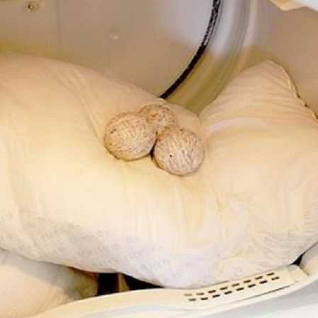 Как стирать синтепоновые подушки вручную и в стиральной машине