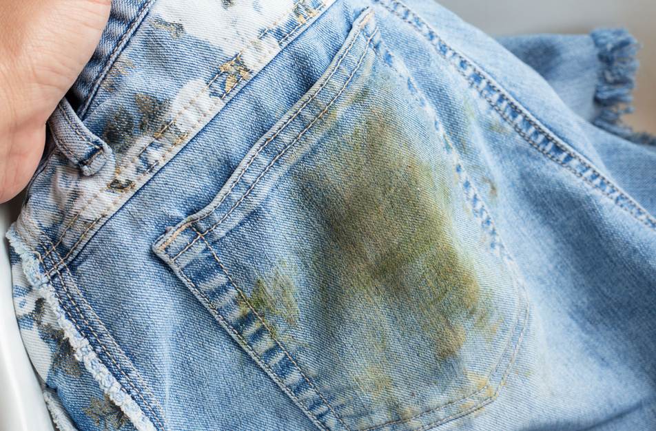 Как отстирать кровь с джинсов в домашних условиях, если она уже высохла