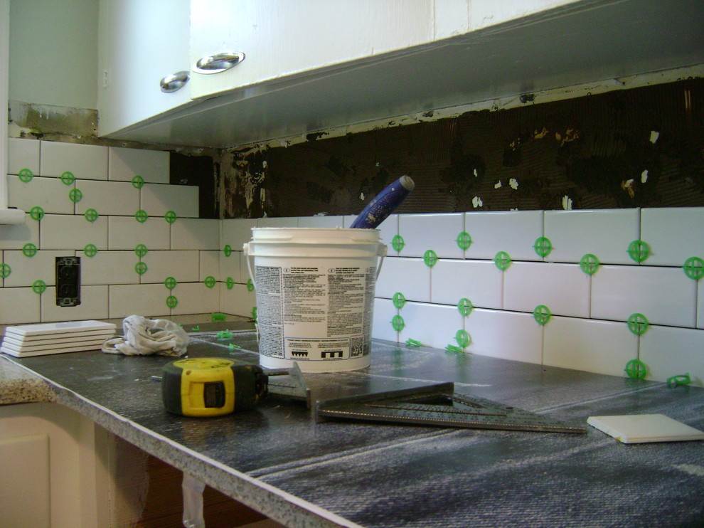 Укладка плитки на пол кухни своими руками: все этапы работ