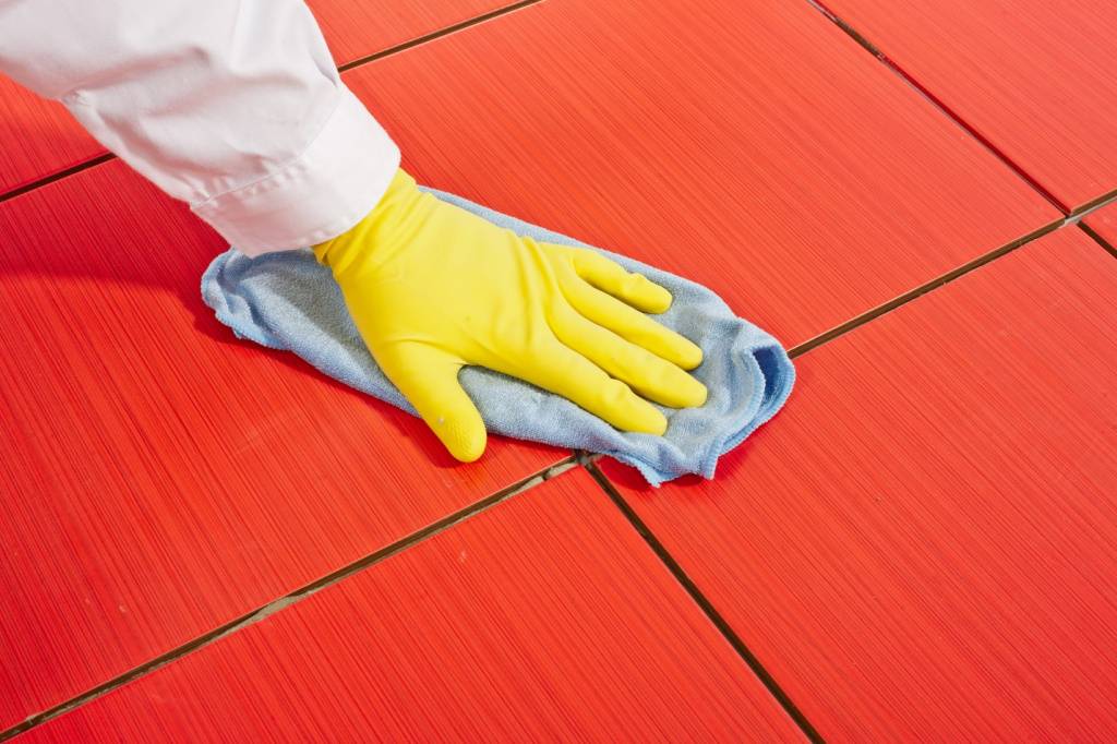 Как отмыть плитку после ремонта: эффективные способы и средства
