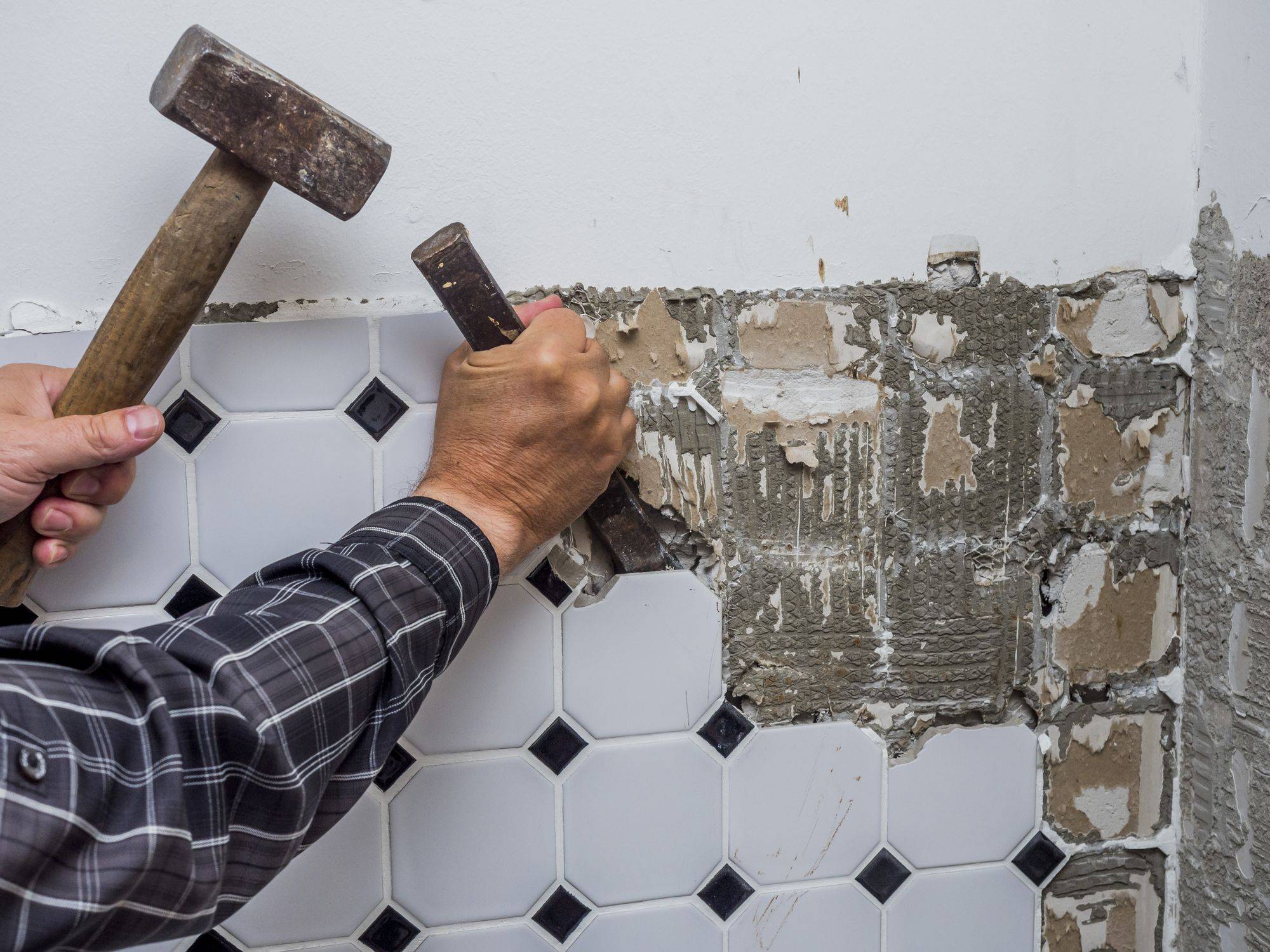 Как снять плитку со стены: аккуратный демонтаж