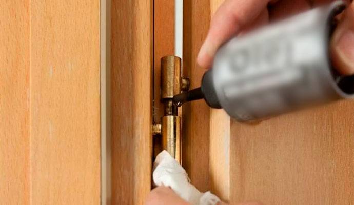 Чем смазать дверь, чтобы не скрипела – 6 доступных способов