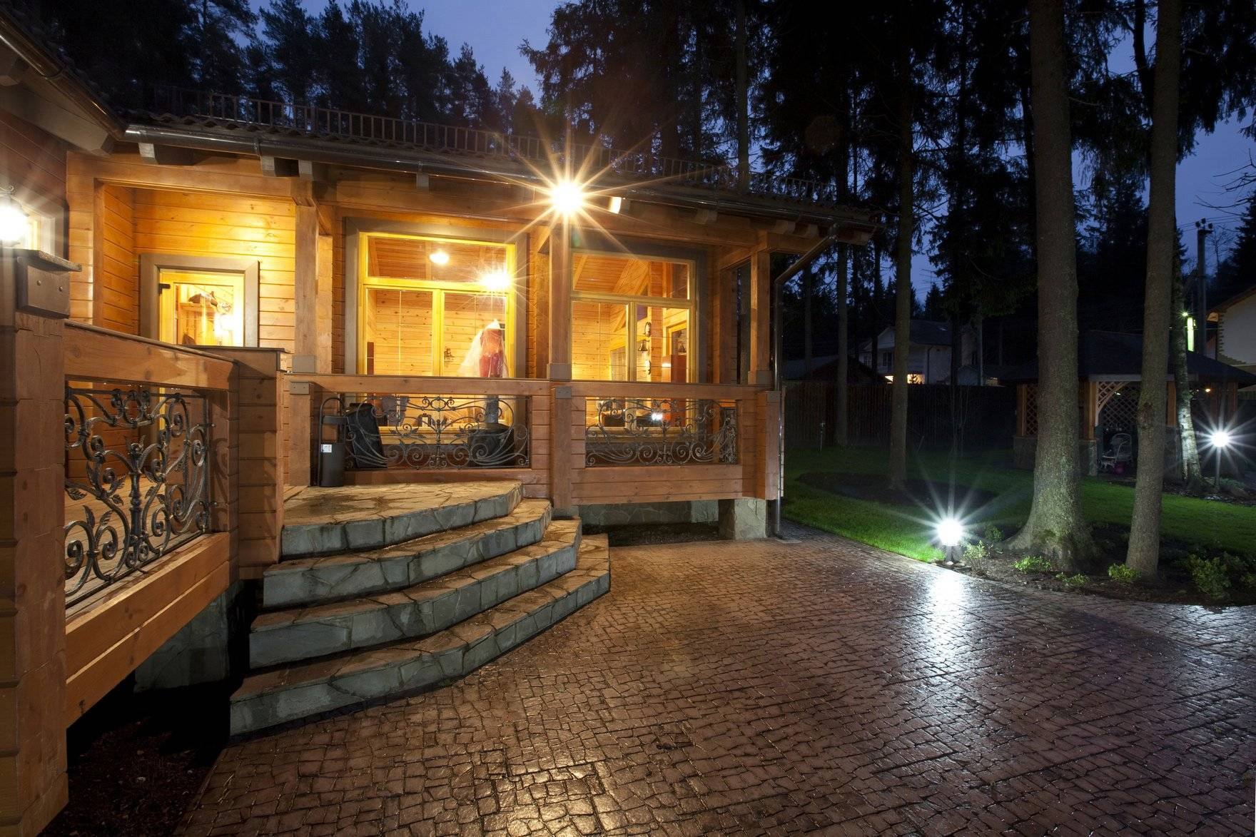 Архитектурная ночная подсветка фасада загородного частного дома, как сделать красивое наружное освещение светодиодной лентой: рассмотрим во всех подробностях