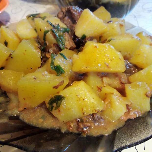 Как потушить картошку с тушенкой: рецепт в кастрюле и на сковороде
